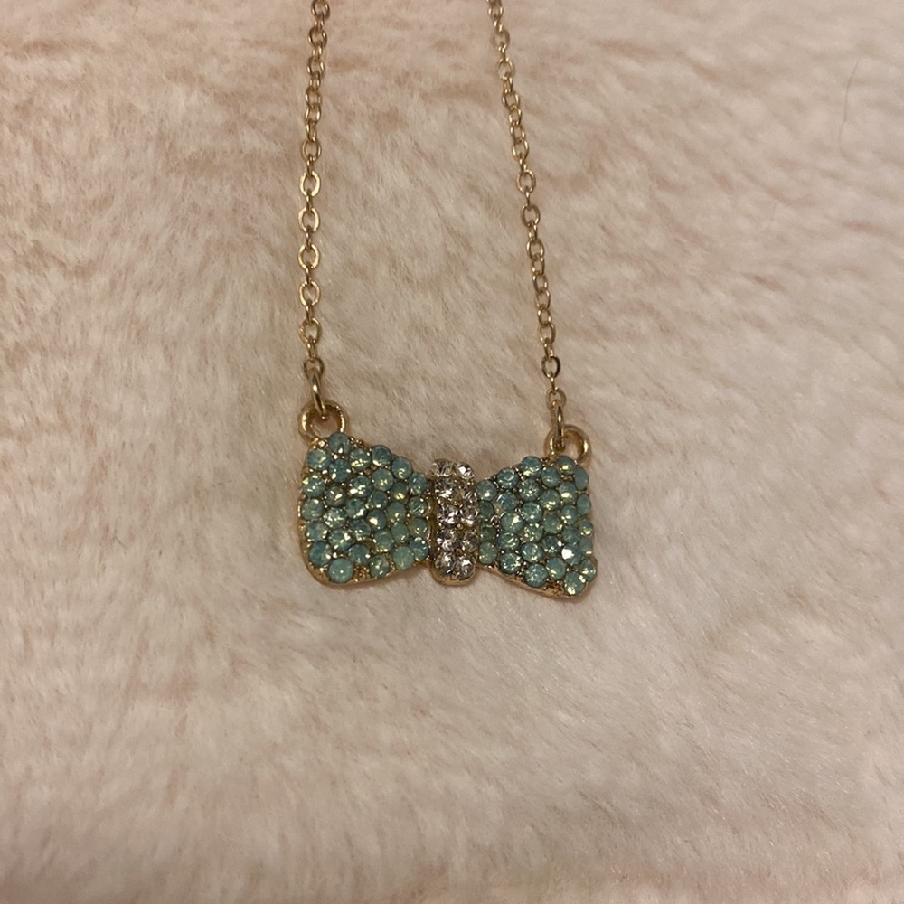 NWT Rhinestone Bow on gold chain necklace